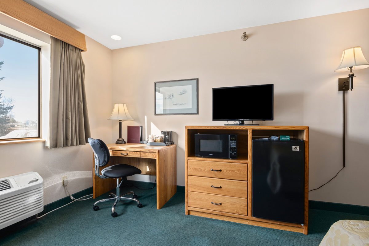 hotel rooms with included amenities hardin mt